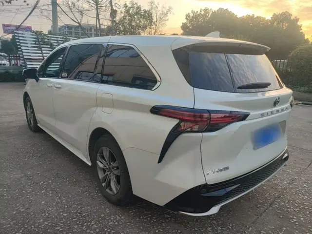 Toyota Sienna — Фото автомобиля 4