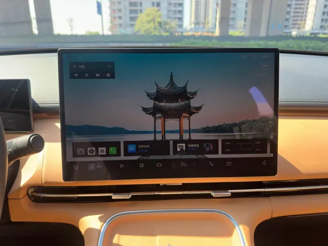 Geely Galaxy Starship 7 EM-i — Фото автомобиля 13