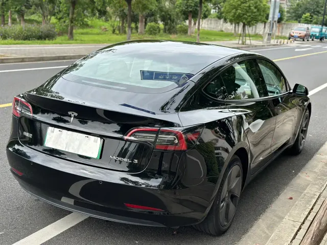 Tesla Model 3 — Фото автомобиля 6