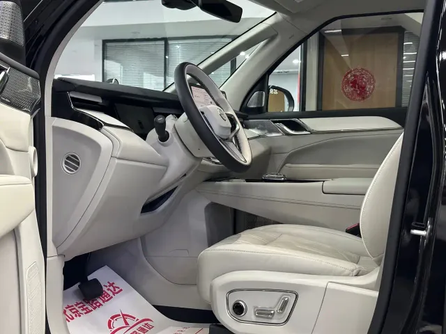 Volvo EM90 — Фото автомобиля 7