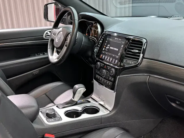 Jeep Grand Cherokee — Фото автомобиля 27