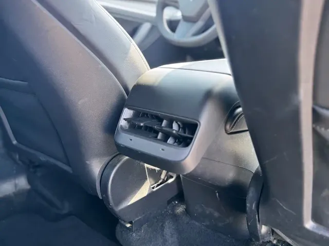 Tesla Model Y — Фото автомобиля 16