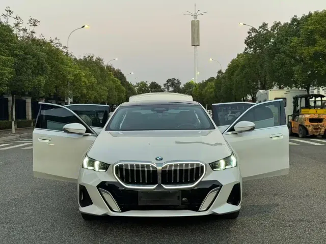 BMW 5 Series — Фото автомобиля 18