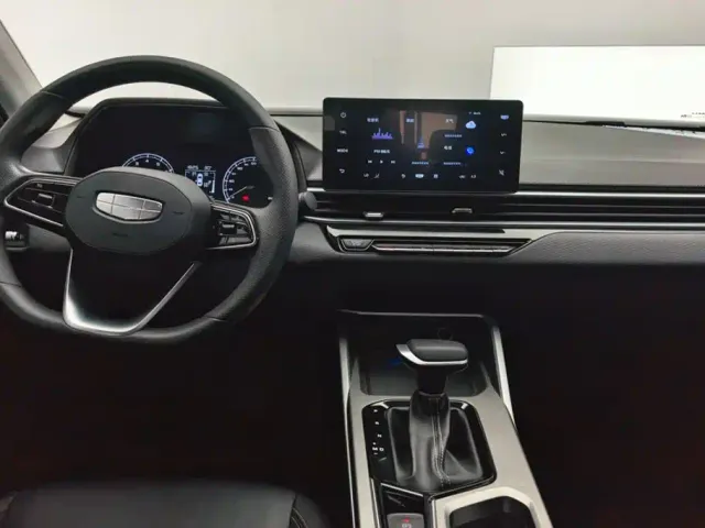 Geely Emgrand — Фото автомобиля 12