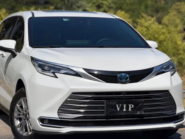 Toyota Sienna — Фото автомобиля 12