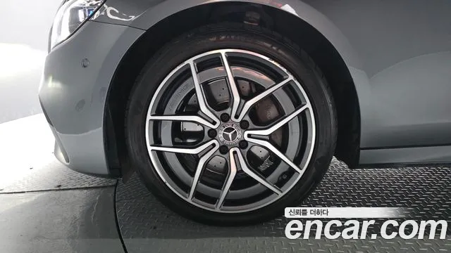 Mercedes-Benz E-Class — Фото автомобиля 5