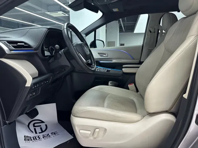 Toyota Sienna — Фото автомобиля 18