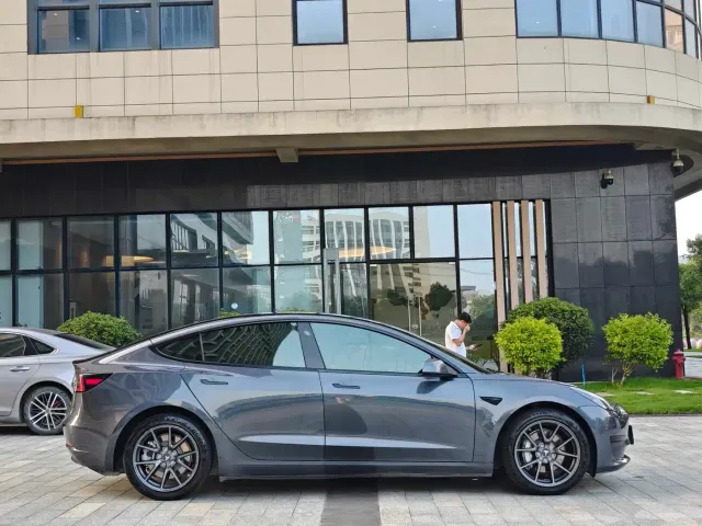 Tesla Model 3 — Фото автомобиля 4