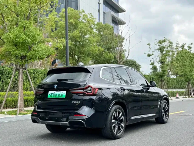 BMW iX3 — Фото автомобиля 8