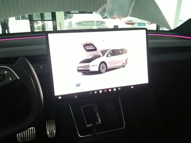 Tesla Model Y L — Фото автомобиля 12