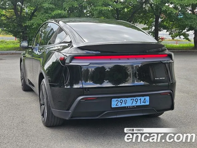 Tesla Model Y — Фото автомобиля 6