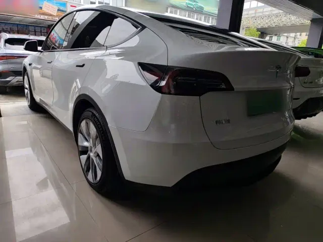Tesla Model Y — Фото автомобиля 4