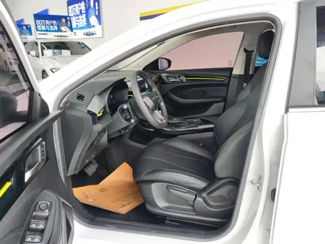 Roewe i5 — Фото автомобиля 9