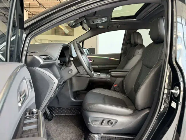 Toyota Sienna — Фото автомобиля 14