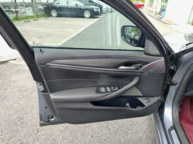 BMW 5 Series — Фото автомобиля 6