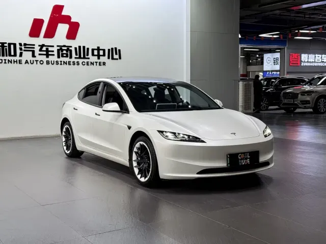 Tesla Model 3 — Фото автомобиля 3