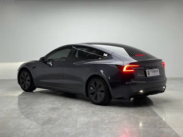 Tesla Model 3 — Фото автомобиля 4