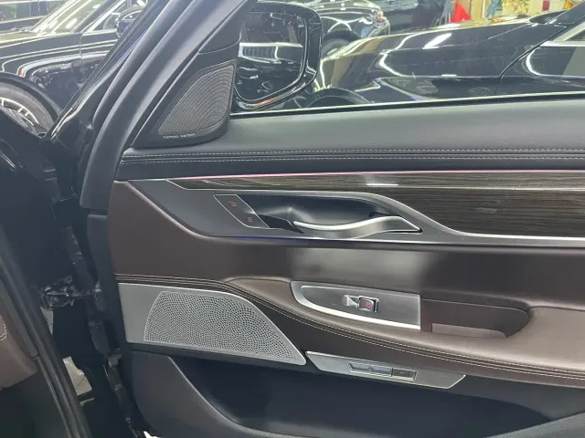 BMW 7 Series — Фото автомобиля 11