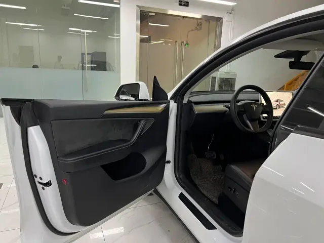 Tesla Model Y — Фото автомобиля 8