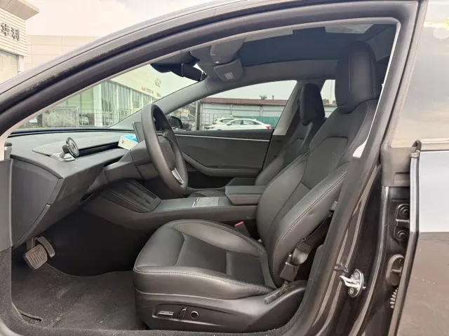 Tesla Model 3 — Фото автомобиля 4