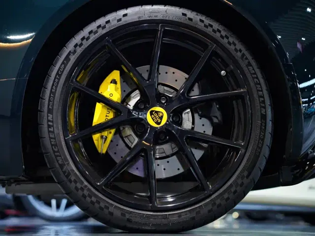 Lotus Emira — Фото автомобиля 3