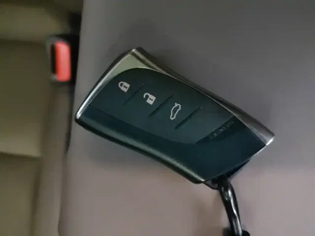 Lexus ES — Фото автомобиля 8