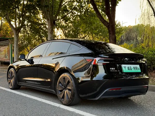 Tesla Model 3 — Фото автомобиля 3