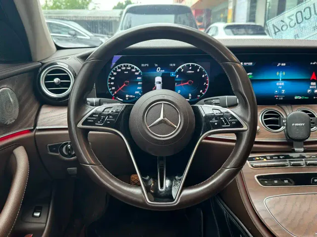 Mercedes-Benz E-Class — Фото автомобиля 4