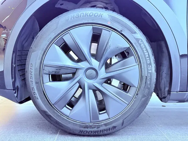 Tesla Model Y — Фото автомобиля 29