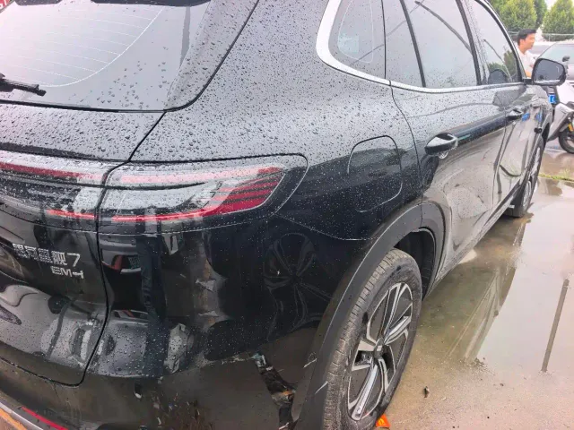 Geely Galaxy Starship 7 EM-i — Фото автомобиля 8