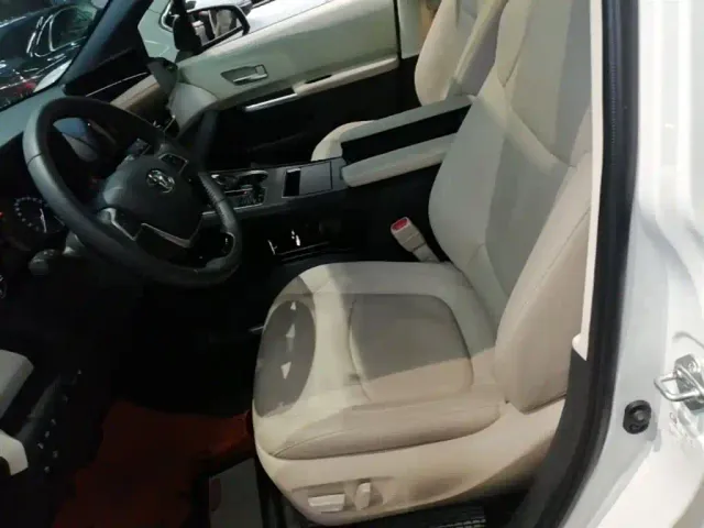 Toyota Sienna — Фото автомобиля 14