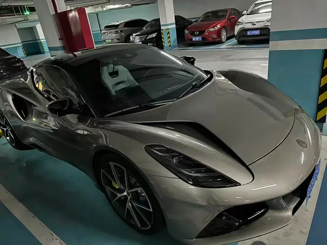 Lotus Emira — Фото автомобиля 6