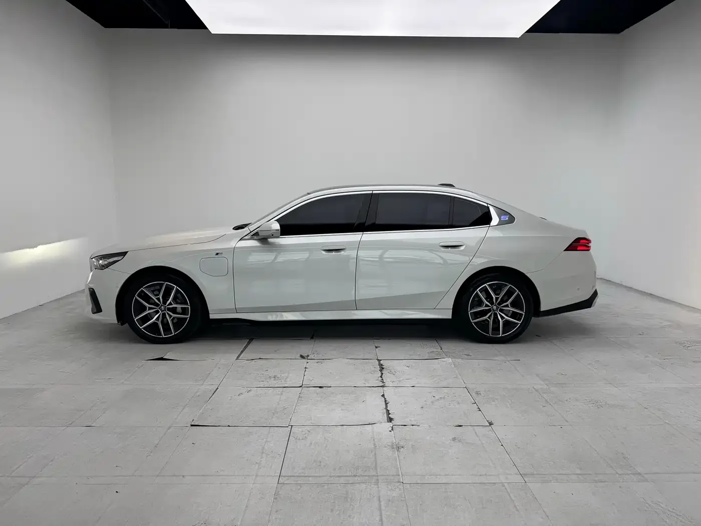 BMW BMW i5 2024 eDrive 35L Premium Model M Sport Package — Фото автомобиля 18