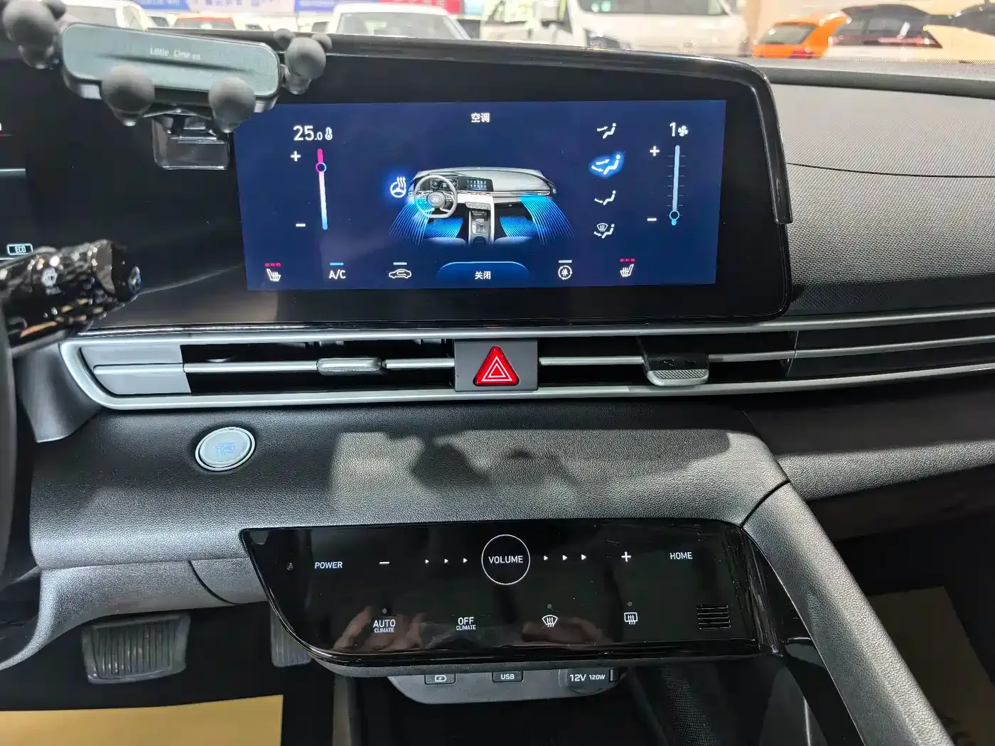 Hyundai Elantra 2022 1.5L CVT LUX Premium Edition — Фото автомобиля 12