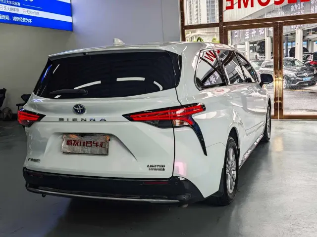 Toyota Sienna — Фото автомобиля 22