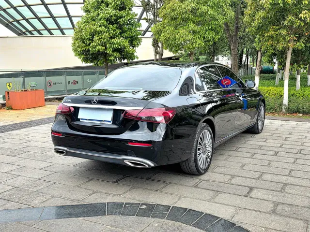 Mercedes-Benz E-Class — Фото автомобиля 4
