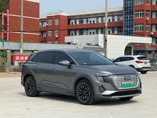 Audi Q5 e-tron — Фото автомобиля 3