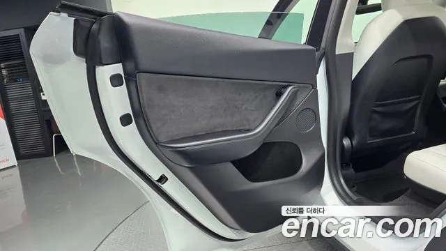 Tesla Model Y — Фото автомобиля 13