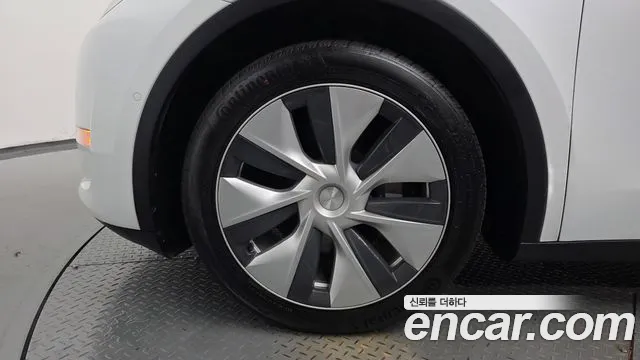 Tesla Model Y — Фото автомобиля 5