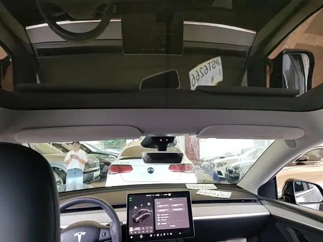 Tesla Model Y — Фото автомобиля 17