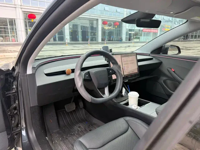 Tesla Model 3 — Фото автомобиля 8