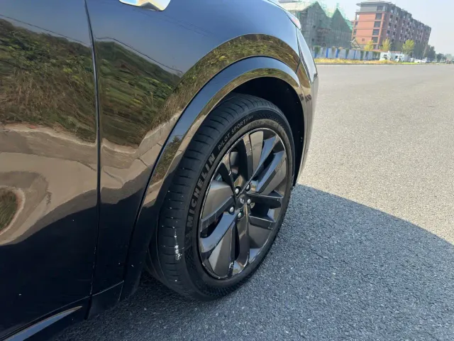 Li Auto L8 — Фото автомобиля 4