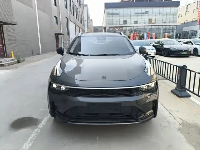 Lynk & Co 01 — Фото автомобиля 2