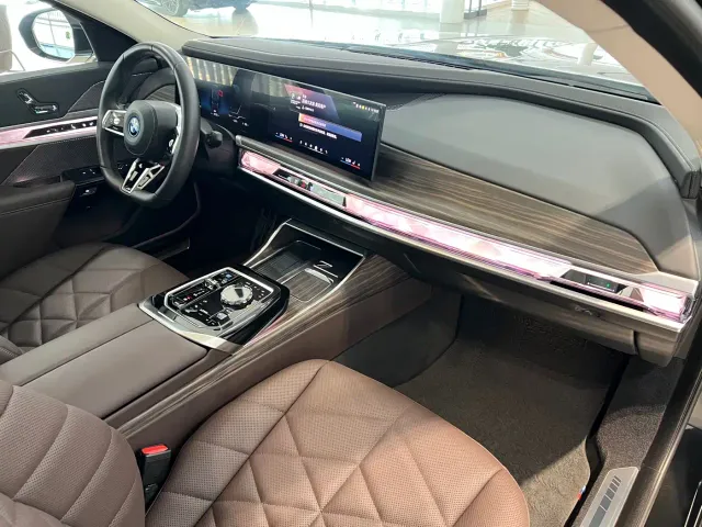 BMW i7 — Фото автомобиля 6