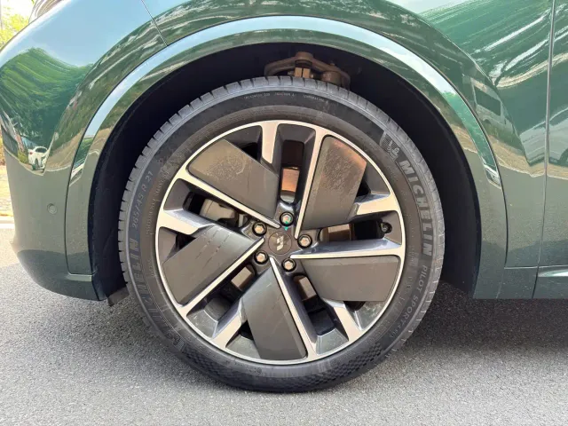 Li Auto L8 — Фото автомобиля 9