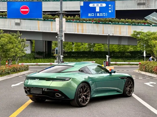Aston Martin DB12 — Фото автомобиля 7