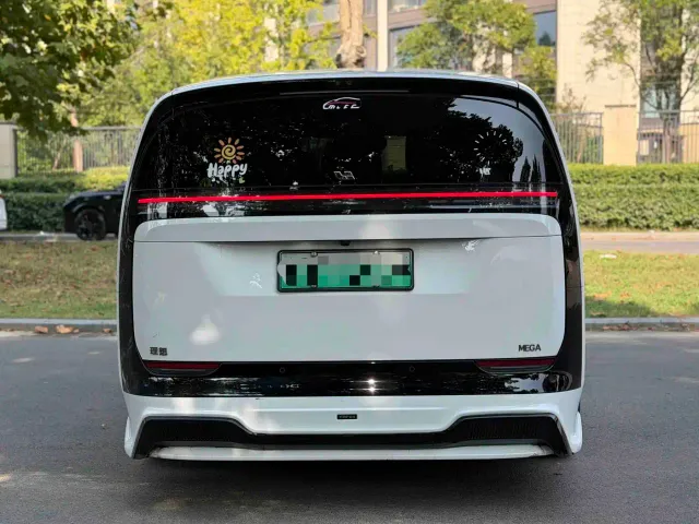 Li Auto MEGA — Фото автомобиля 9