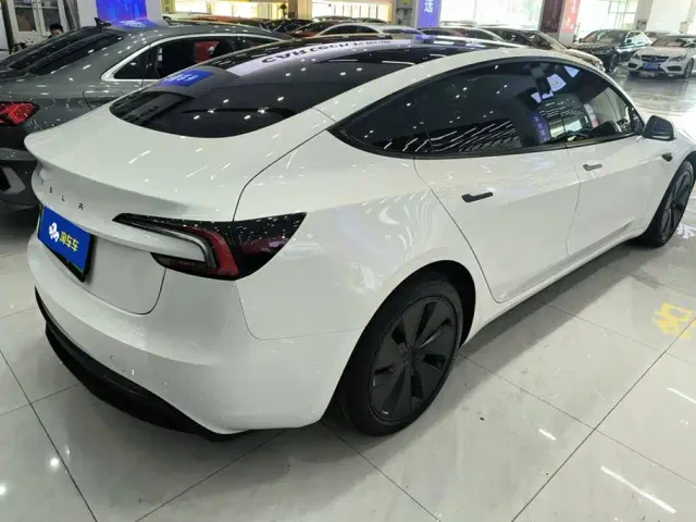 Tesla Model 3 — Фото автомобиля 3