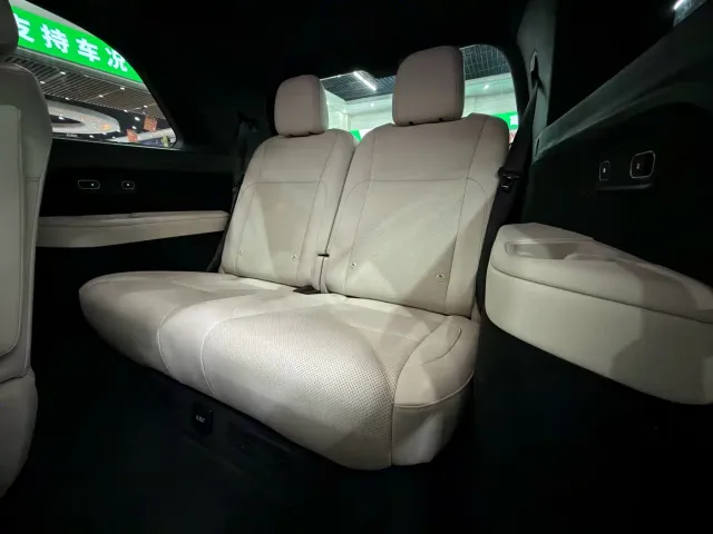 Li Auto L9 — Фото автомобиля 12