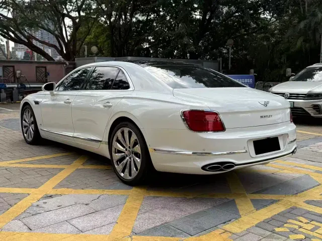 Bentley Flying Spur — Фото автомобиля 9